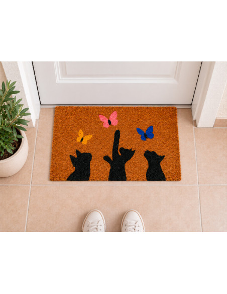 Felpudo Gatos y Mariposas en la puerta de casa
