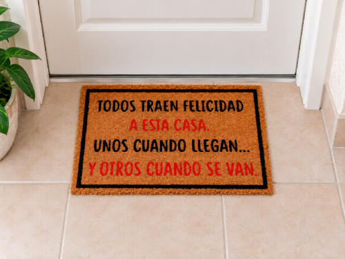Felpudo de fibra de coco con la frase Todos traen felicidad a esta casa, unos cuando llegan y otros cuando se van. 2