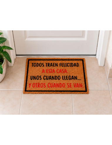 Felpudo Todos Traen Felicidad a esta casa en la puerta de casa