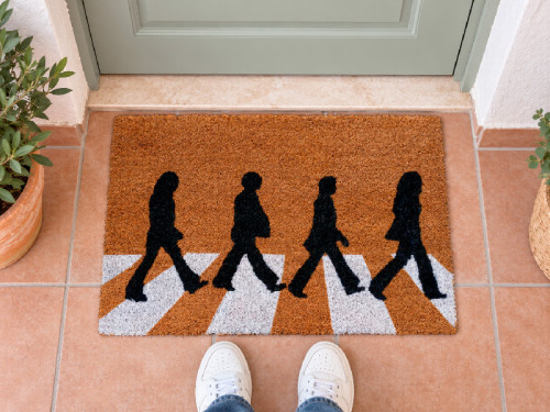 Felpudo de fibra de coco inspirado en Abbey Road con siluetas cruzando el paso de cebra y base de PVC antideslizante. 2