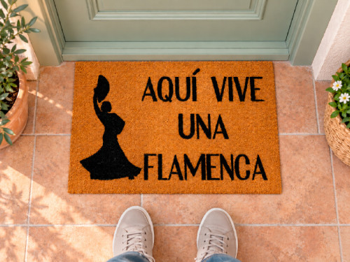 Felpudo de fibra de coco con frase Aquí vive una flamenca y silueta de bailaora. 2