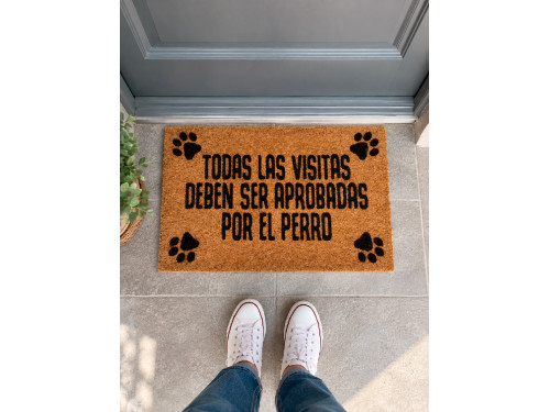 Divertido felpudo con la frase "Todas las visitas deben ser aprobadas por el perro". 2