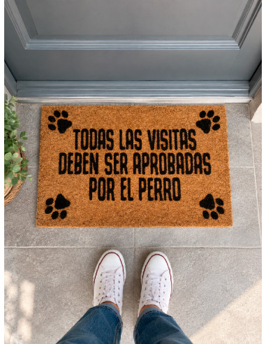 Felpudo Visitas Aprobadas Por El Perro en la puerta de casa