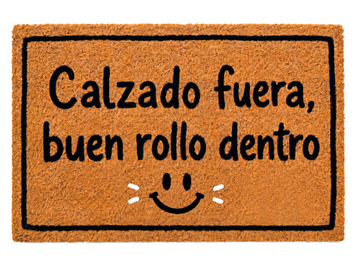 Felpudo de fibra de coco natural de 60x40 cm con la frase Calzado fuera, buen rollo dentro  en negro y una carita sonriente 2