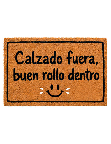 Felpudo de fibra de coco natural de 60x40 cm con la frase Calzado fuera, buen rollo dentro  en negro y una carita sonriente 2