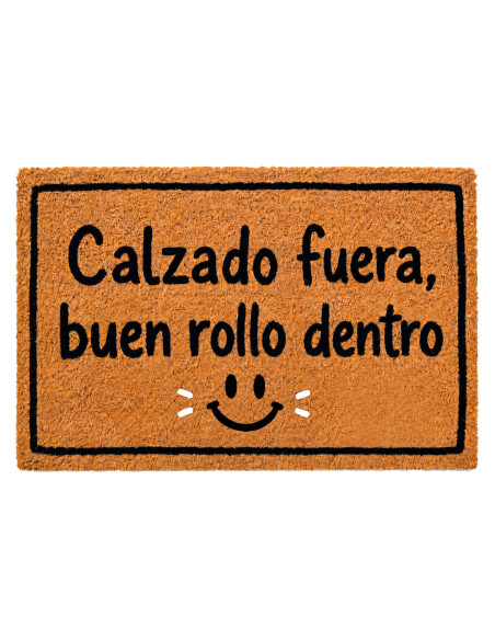 Felpudo de fibra de coco natural de 60x40 cm con la frase Calzado fuera, buen rollo dentro  en negro y una carita sonriente 2