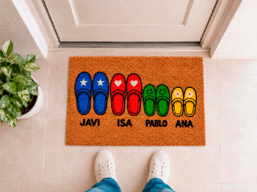Felpudo personalizado de fibra de coco con zapatillas de casa de colores y nombres de la familia 2