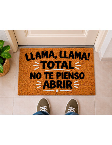 Felpudo de fibra de coco con frase Llama llama total no te pienso abrir en la puerta de casa