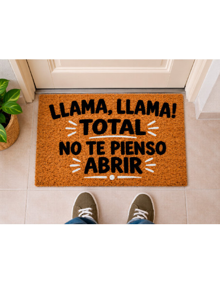 Felpudo de fibra de coco con frase Llama llama total no te pienso abrir en la puerta de casa