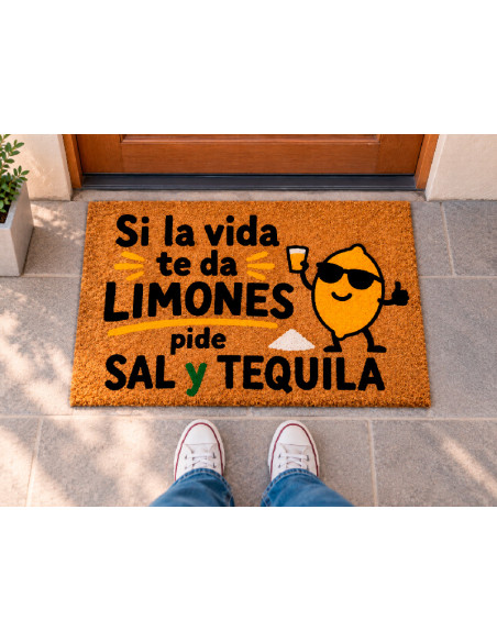 Felpudo de fibra de coco con frase Si la vida te da limones pide sal y tequila en la entrada de casa