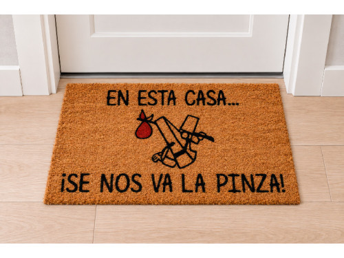 Felpudo de fibra de coco natural con la frase En esta casa se nos va la pinza y dibujo de una pinza. 2