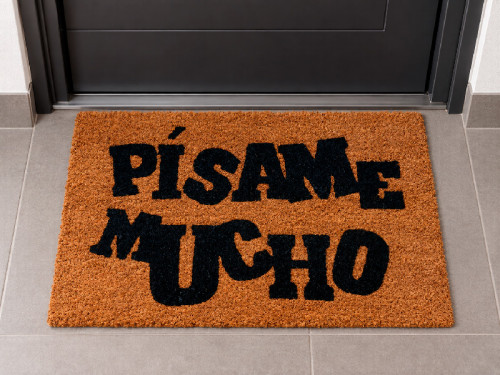 Felpudo de fibra de coco con la frase Písame Mucho en letras negras. 2