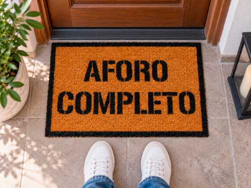 Felpudo de fibra de coco natural con la frase Aforo Completo escrita en letras negras estilo plantilla 2