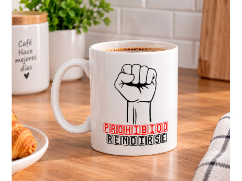 Taza blanca de cerámica con ilustración de un puño en alto y la frase Prohibido Rendirse impresa a color 2