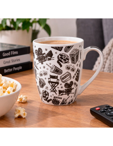 Taza Cine en la mesa del comedor.