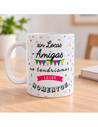 Taza Locas Amigas en la mesa de la cocina