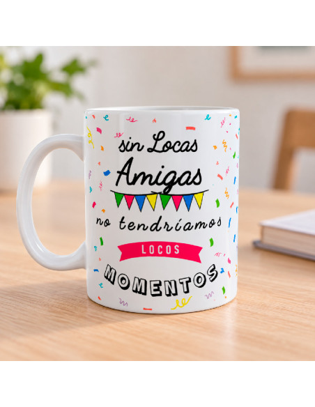 Taza Locas Amigas en la mesa de la cocina