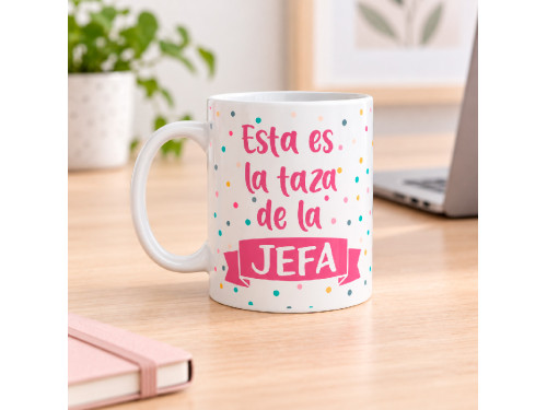 Taza blanca de cerámica con la frase Esta es la taza de la jefa y diseño en color rosa por ambos lados. 2