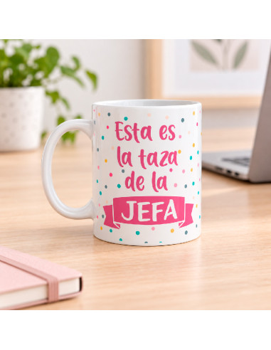 Taza Esta Es La Taza De La Jefa sobre una mesa