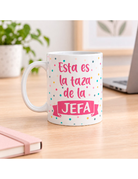 Taza Esta Es La Taza De La Jefa sobre una mesa