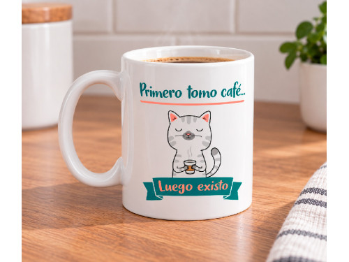 Taza blanca de cerámica con gato dibujado tomando café y la frase Primero tomo café luego existo 2