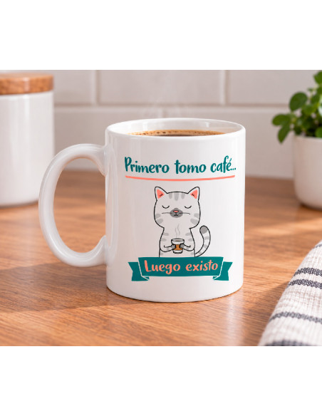 Taza Primero Tomo Café, Luego Existo en la mesa de la cocina