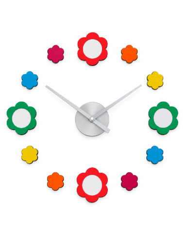 Reloj adhesivo de pared con portafotos y piezas decorativas de colores.