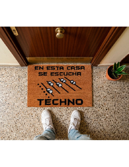 Felpudo En Esta Casa Se Escucha Techno en la puerta de casa