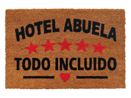 Felpudo de fibra de coco con la frase Hotel Abuela cinco estrellas Todo Incluido en letras negras y rojas