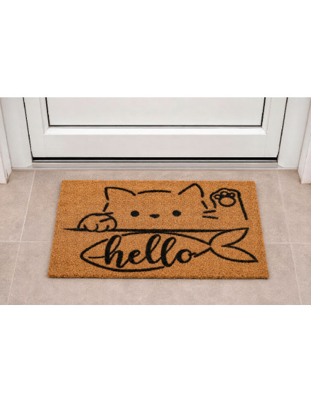 Felpudo Gato Hello Pez colocado frente a una puerta de entrada.