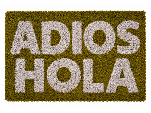 Felpudo de coco con diseño Adiós Hola en color amarillo mostaza.