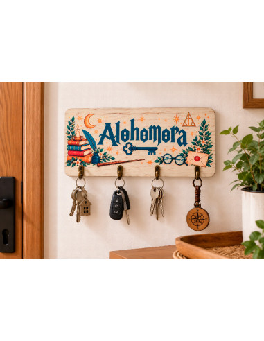 Cuelgallaves de madera con diseño Alohomora y cuatro colgadores en la entrada de casa.