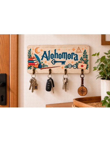 Cuelgallaves de madera con diseño Alohomora y cuatro colgadores en la entrada de casa.