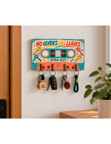 Colgador de llaves de MDF con diseño de cassette retro multicolor en la entrada de casa.