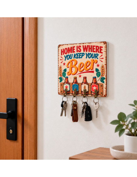 Colgador de llaves de MDF con diseño Home is where you keep your beer en la entrada de casa.