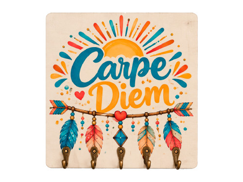 Cuelgallaves Carpe Diem de MDF con diseño colorido y cinco ganchos metálicos.
