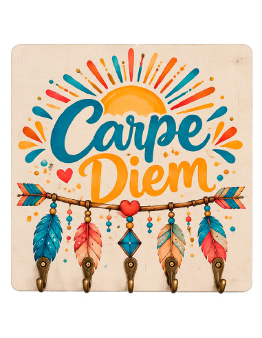 Cuelgallaves Carpe Diem de MDF con diseño colorido y cinco ganchos metálicos.