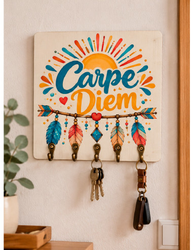 Cuelgallaves Carpe Diem colocado en la pared de casa.