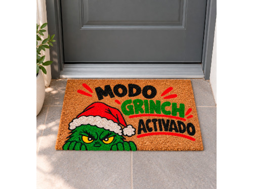 Felpudo navideño de coco con frase Modo Grinch Activado. 2