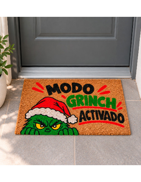 Felpudo Modo Grinch Activado en la puerta de casa.